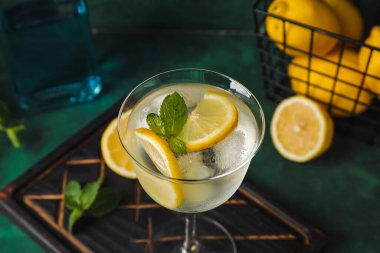 Renkli bir bardak soğuk cin tonik.