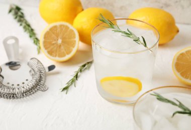 Hafif arkaplanda soğuk cin tonik bardakları