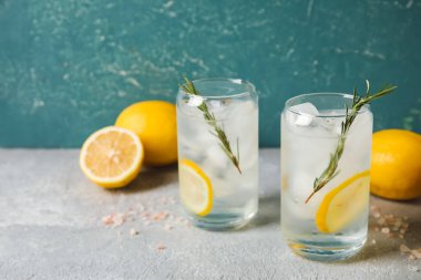 Renkli arkaplanda soğuk cin tonik bardakları