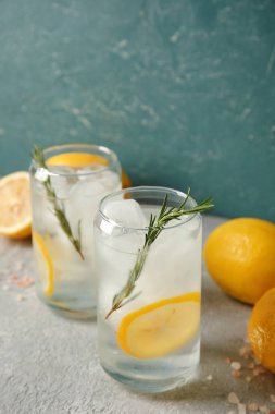 Renkli arkaplanda soğuk cin tonik bardakları