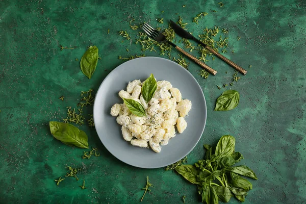 Prato Delicioso Nhoque Com Molho Cremoso Fundo Verde — Fotografia de Stock