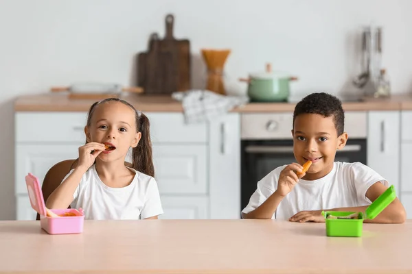 Aranyos Gyerekek Otthon Ebédelnek — Stock Fotó