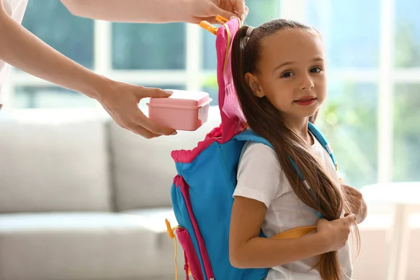 Mama Wkłada Szkolny Lunch Plecaka Swojej Córeczki Domu — Zdjęcie stockowe