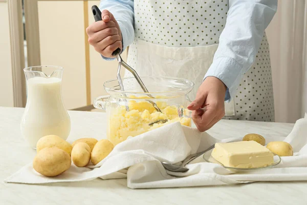 Femme Préparant Savoureuses Purées Pommes Terre Sur Table Dans Cuisine — Photo