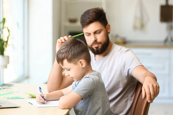 Ένα Αγοράκι Τον Πατέρα Του Κάνουν Μαθήματα Στο Σπίτι — Φωτογραφία Αρχείου