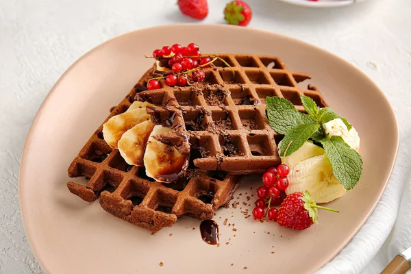 Prato Deliciosos Waffles Belgas Chocolate Com Frutas Fundo Branco — Fotografia de Stock
