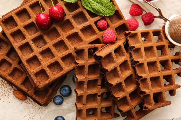 Köstliche Belgische Schokolade Waffeln Mit Beeren Auf Dem Tisch Nahaufnahme — Stockfoto