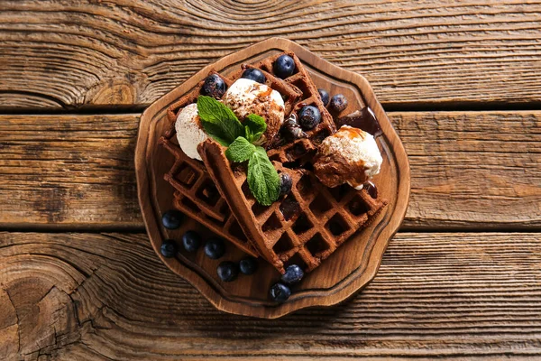 Placa Deliciosos Waffles Belgas Chocolate Com Sorvete Mirtilo Fundo Madeira — Fotografia de Stock