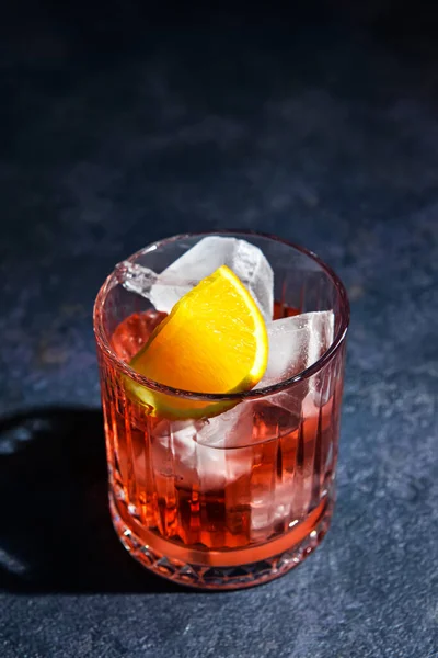 Bicchiere Gustoso Cocktail Negroni Sfondo Scuro — Foto Stock