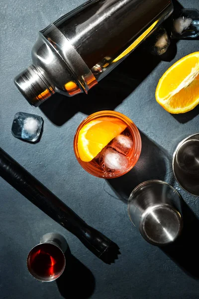 Glas Smakelijke Negroni Cocktail Donkere Achtergrond — Stockfoto