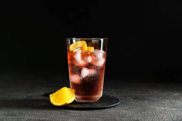 Copa Sabroso Cóctel Negroni Sobre Fondo Oscuro — Foto de Stock