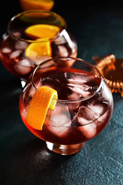 Bril Smakelijke Negroni Cocktail Donkere Achtergrond — Stockfoto