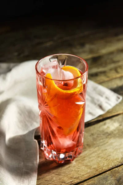 Ahşap Arka Planda Bir Bardak Lezzetli Negroni Kokteyli — Stok fotoğraf