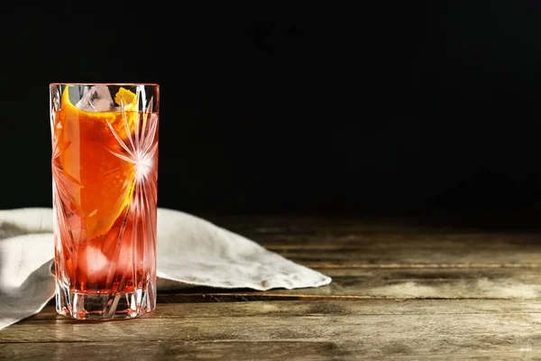 Copa Sabroso Cóctel Negroni Sobre Fondo Madera — Foto de Stock