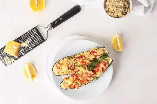 Bord Met Quinoa Gevulde Courgettes Boten Ingrediënten Lichte Achtergrond — Stockfoto