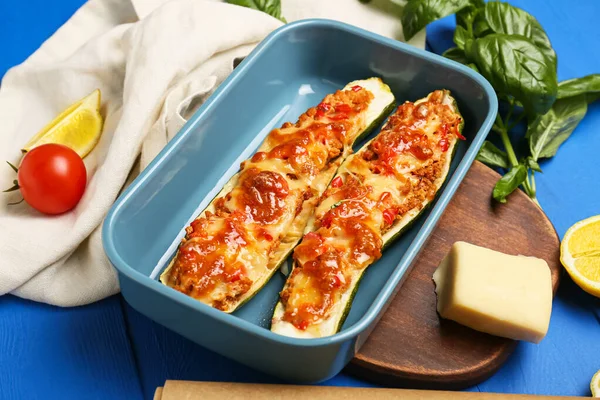 Sammansättning Med Kött Fyllda Zucchini Båtar Färg Trä Bakgrund — Stockfoto