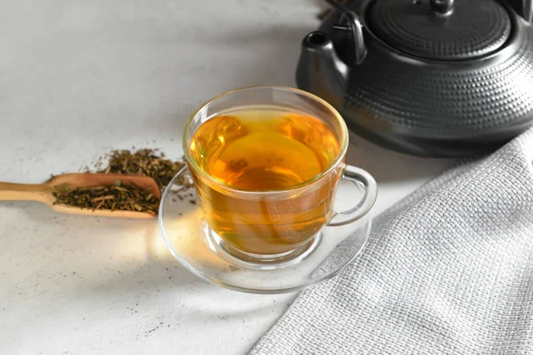 Tasse Leckerer Hojicha Grüner Tee Kanne Und Löffel Auf Hellem — Stockfoto