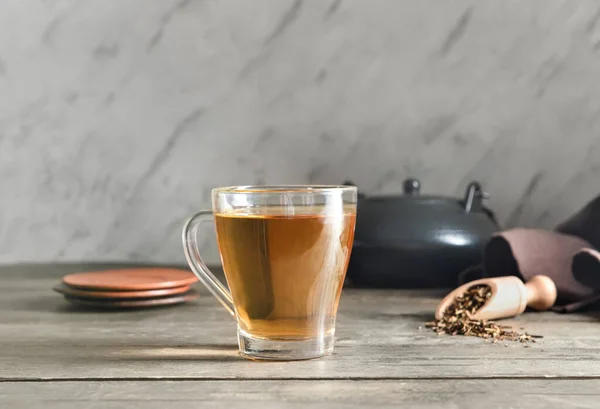 おいしいほうじ茶のカップテーブルの上に緑茶 — ストック写真