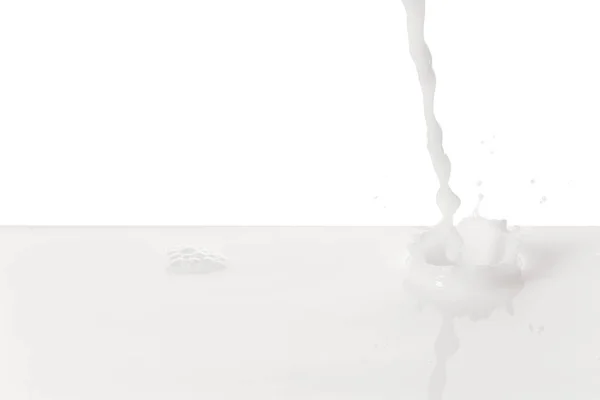 Derramando Delicioso Leite Fundo Branco — Fotografia de Stock