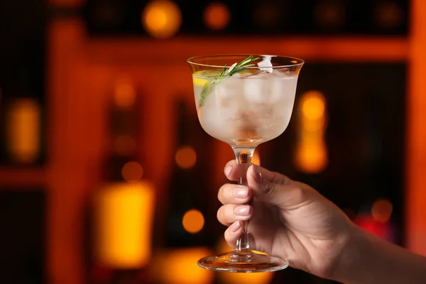 Vrouw Met Glas Koude Gin Tonic Bar — Stockfoto