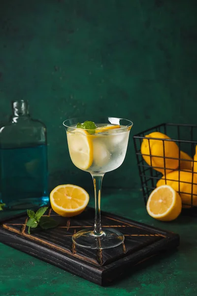 Glas Kall Gin Tonic Färg Bakgrund — Stockfoto