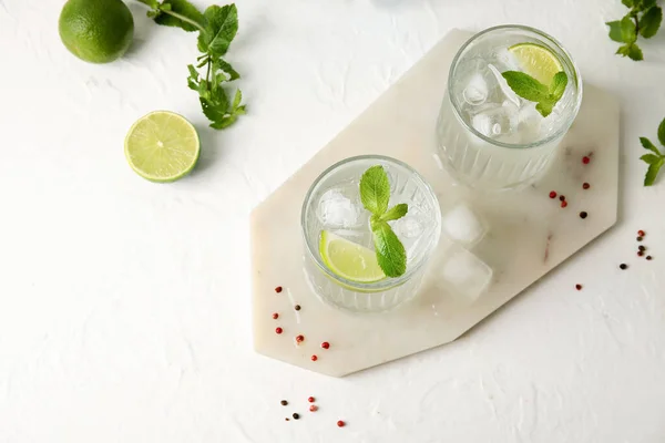 Glasses Cold Gin Tonic Light Background — Stock Photo, Image