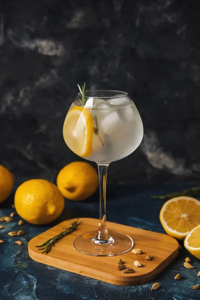 Glas Koude Gin Tonic Donkere Achtergrond — Stockfoto