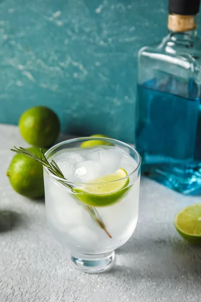 Glas Koude Gin Tonic Kleur Achtergrond — Stockfoto