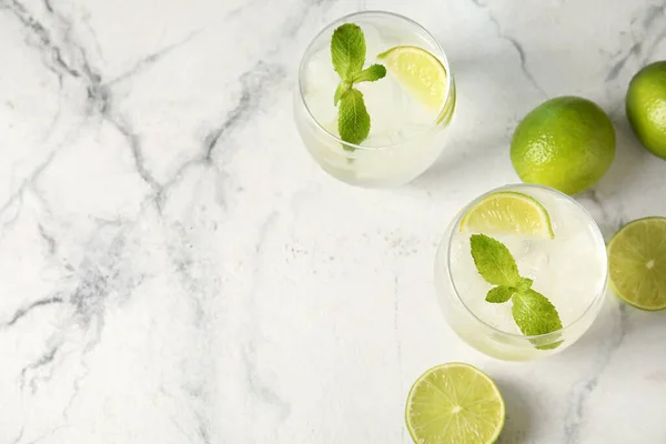 Gläser Mit Kaltem Gin Tonic Auf Hellem Hintergrund — Stockfoto