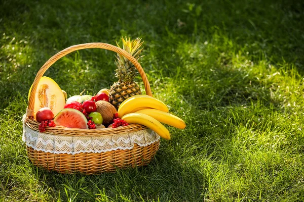 Cesta Mimbre Con Frutas Frescas Sobre Hierba — Foto de Stock