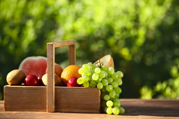 Korb Mit Frischem Obst Auf Dem Tisch Freien — Stockfoto