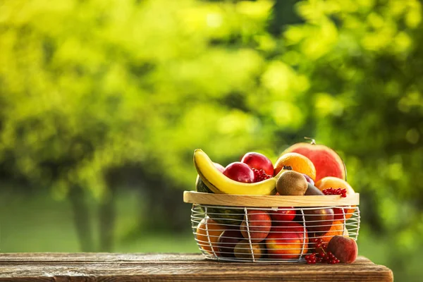 Cesta Con Frutas Frescas Mesa Aire Libre — Foto de Stock