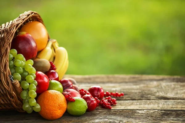 Rieten Mand Met Vers Fruit Tafel Buiten Close — Stockfoto