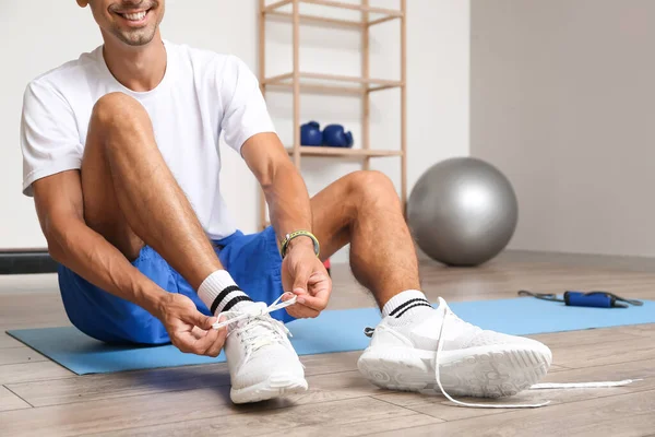 Sporty Young Man Tying Shoe Laces Gym — Stock Photo, Image