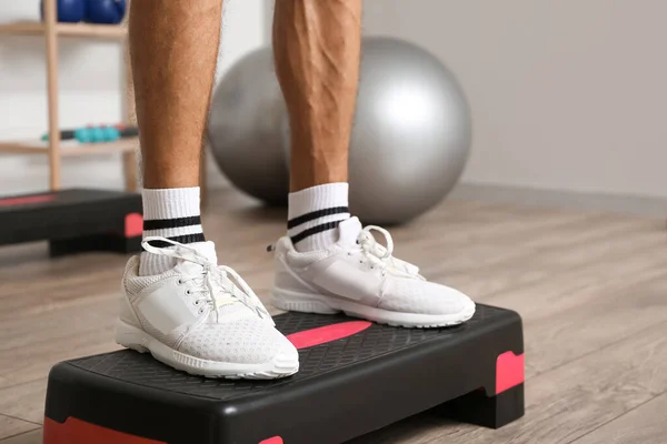 Joven Deportista Entrenando Gimnasio — Foto de Stock