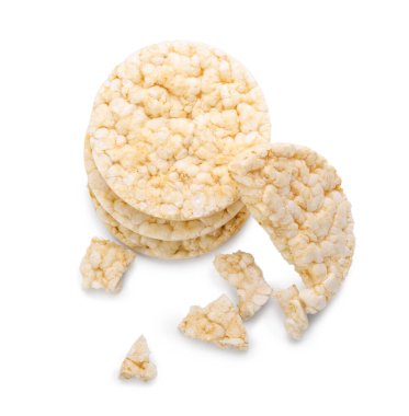 Beyaz arka planda gevrek mısır krakerleri
