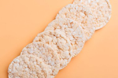 Arkaplanda çıtır pirinç krakerleri