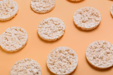 Renkli mısır krakerleri