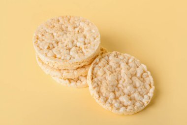 Renkli arka planda mısır krakerleri