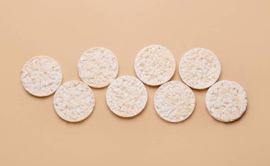 Renkli pirinç krakerleri