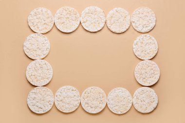 Renkli pirinç krakerlerinden yapılmış çerçeve