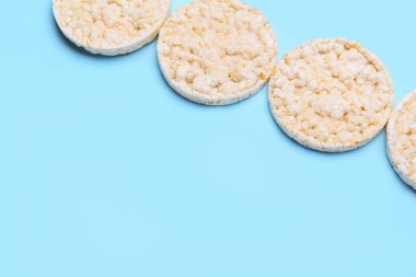 Renkli pirinç krakerleri