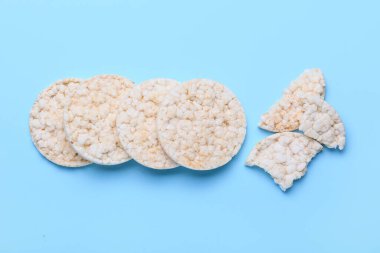 Renkli arka planda gevrek mısır krakerleri