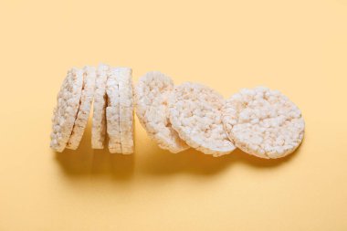 Renkli arkaplanda patlamış pirinç krakerleri