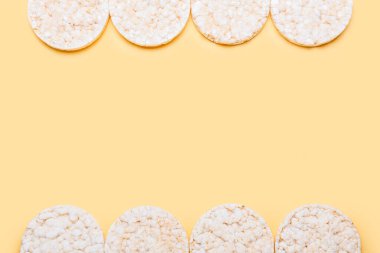 Renkli arkaplanda patlamış mısır krakerleri