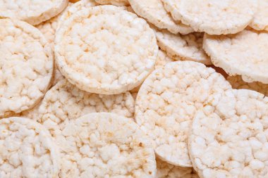 Pofuduk pirinç krakerleri, yakın plan.