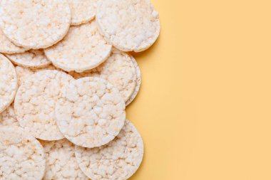 Renkli arkaplanda patlamış pirinç krakerleri