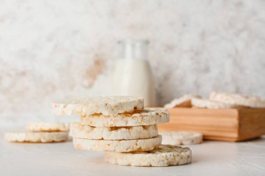 Hafif arka planda gevrek mısır krakerleri, yakın plan.