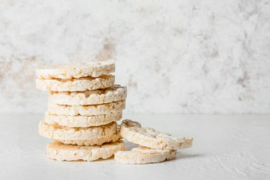 Hafif arka planda bir yığın çıtır pirinç krakeri