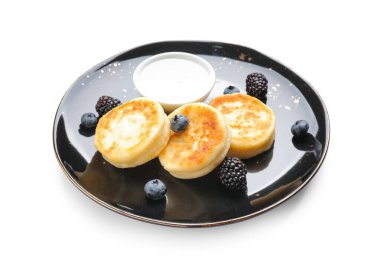 Beyaz arka planda süzme peynirli krep tabağı